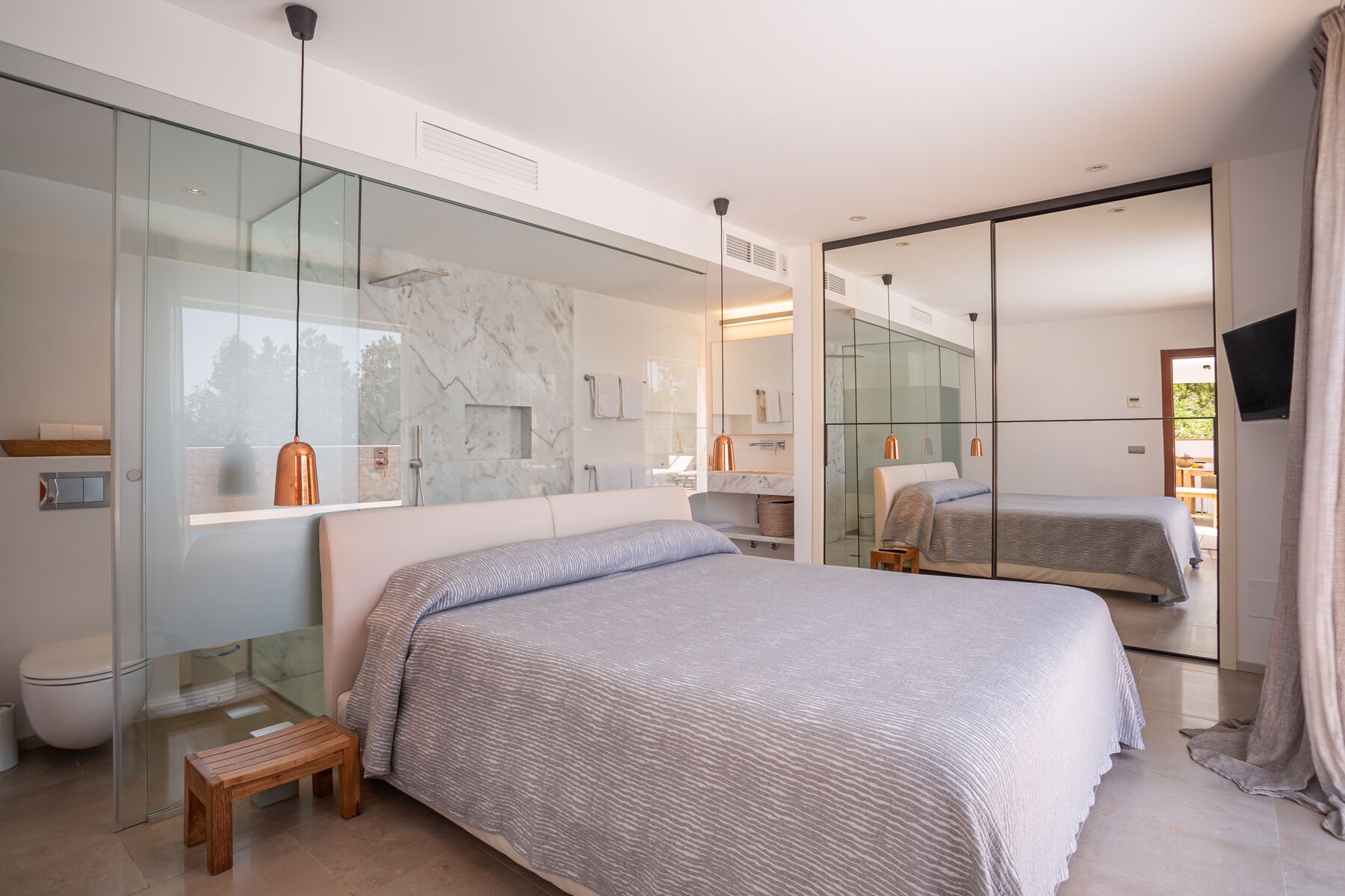 Bedroom 6 independent access and directly to the pool