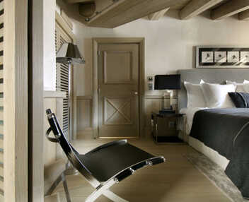 Chalet Black Pearl