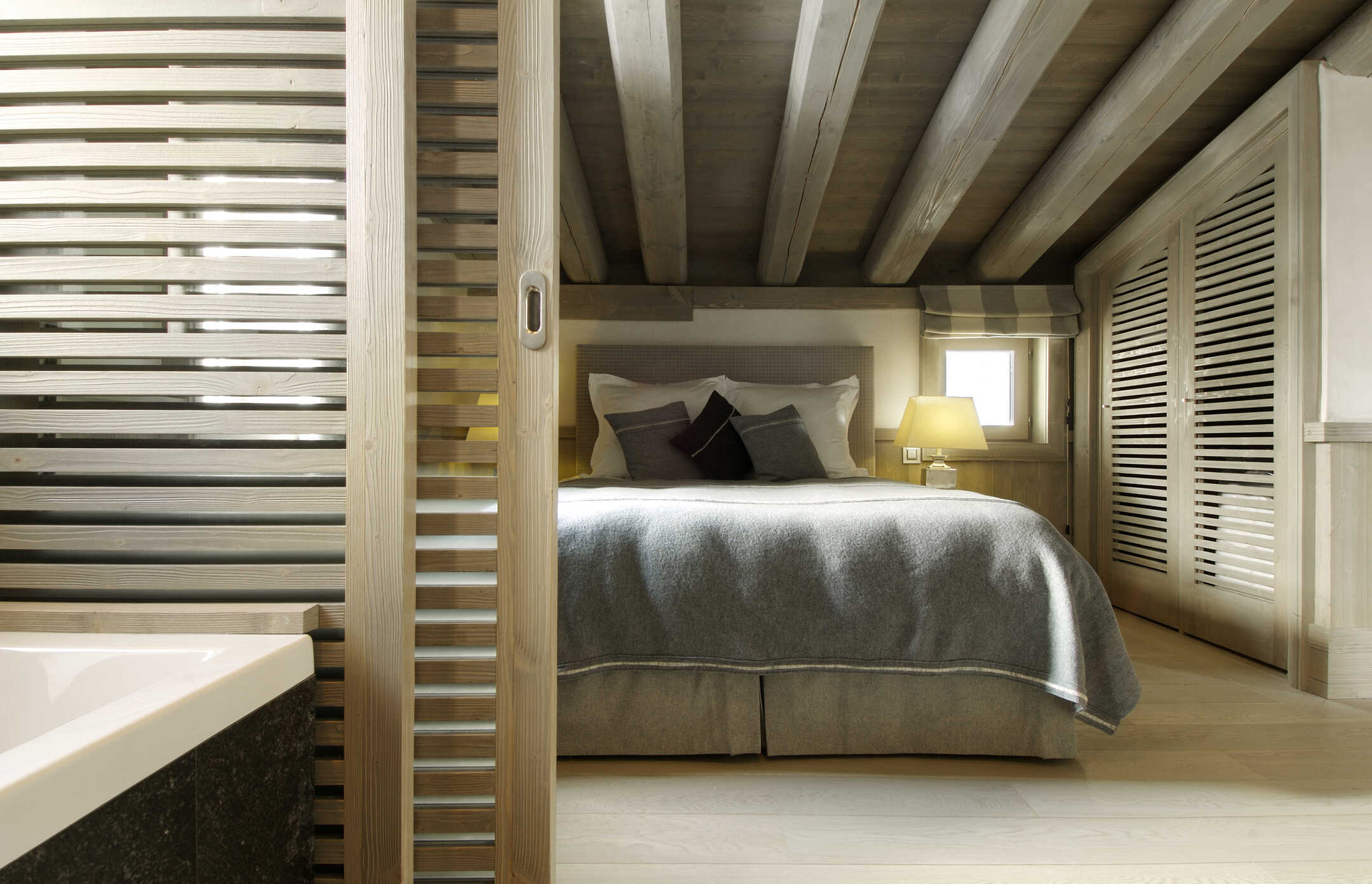 Chalet Black Pearl
