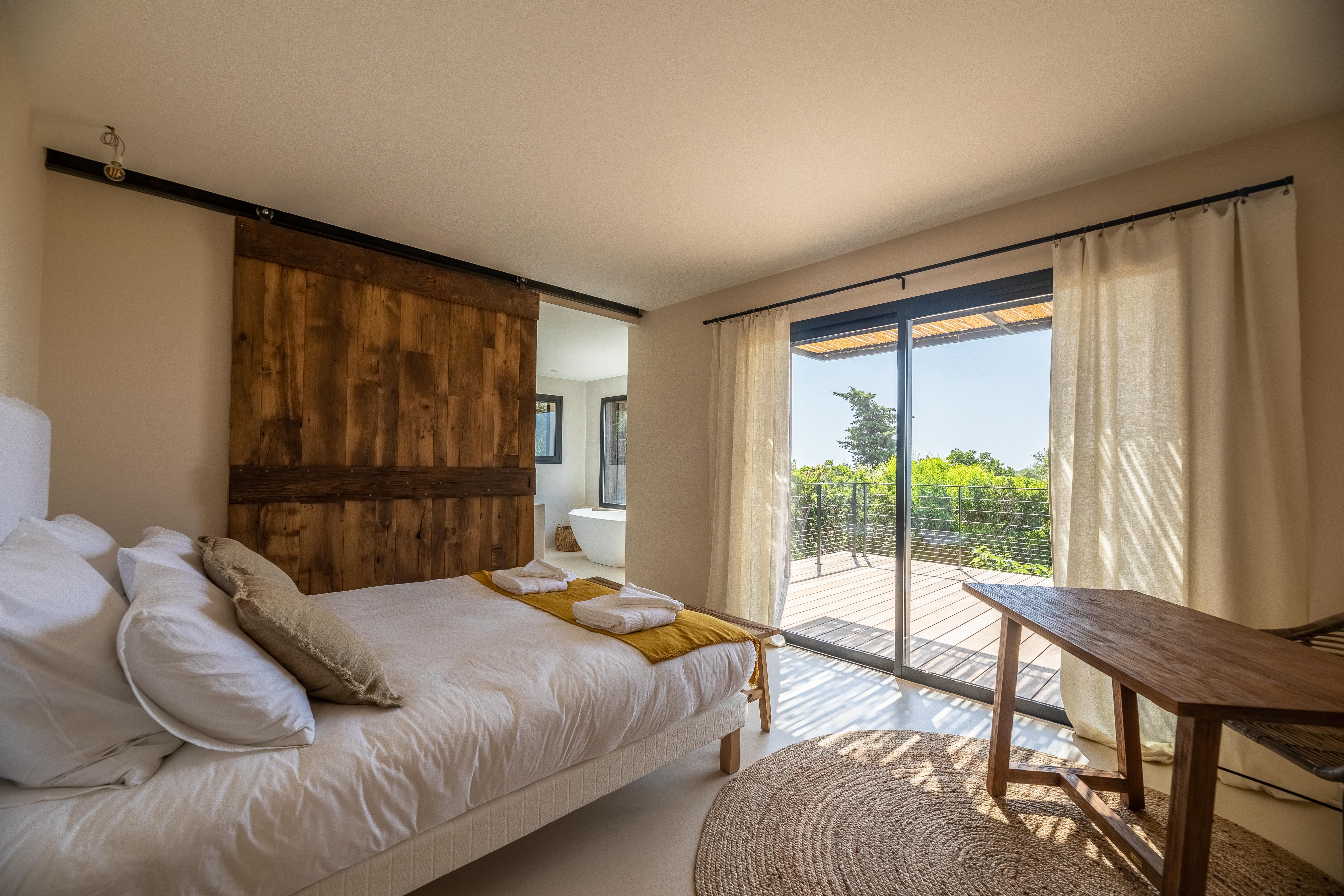 Chambre 1 - Master Bedroom