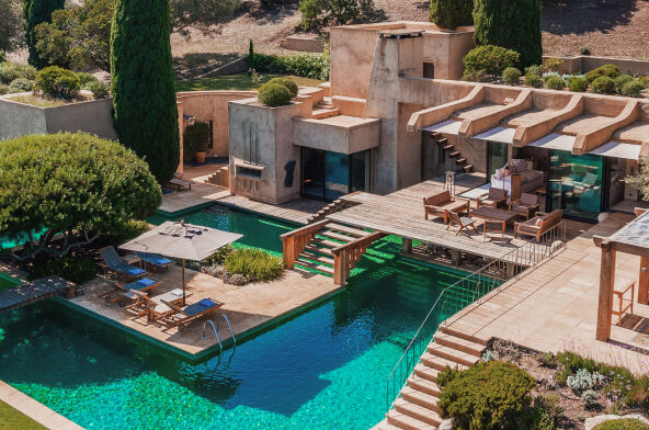 Détente au bord de la piscine