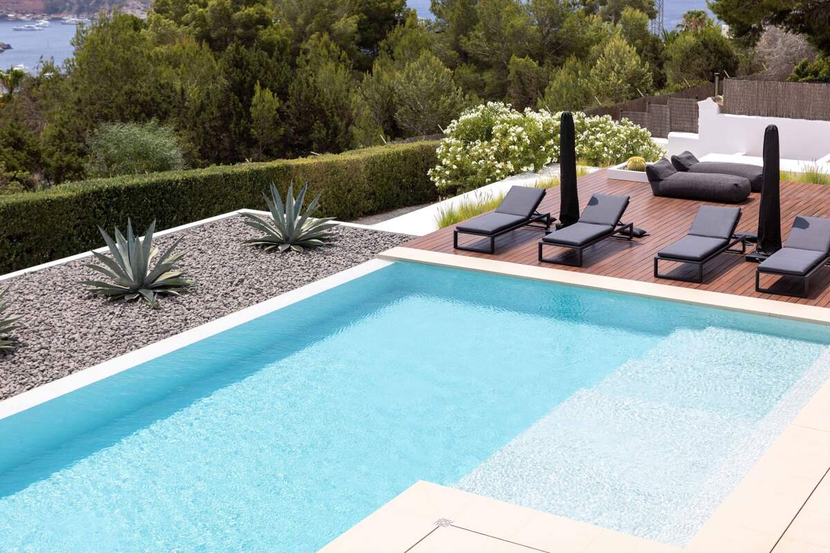 3563