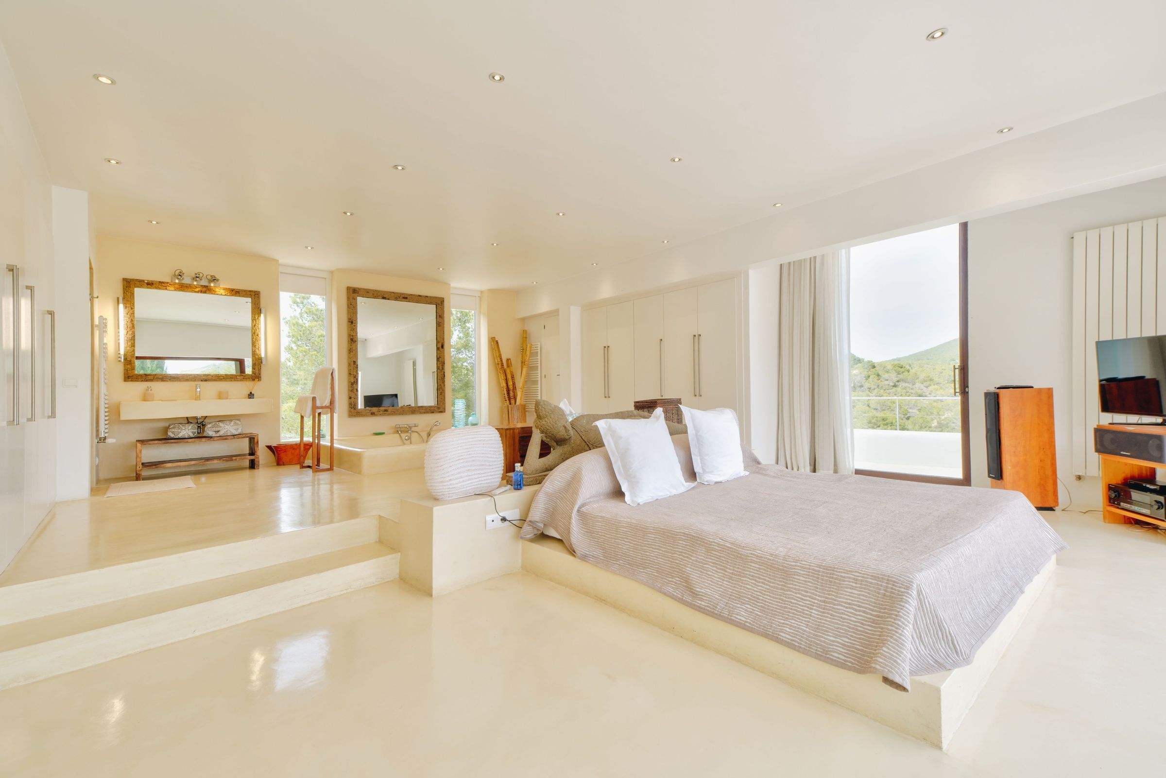 Master bedroom 2 with private terrace