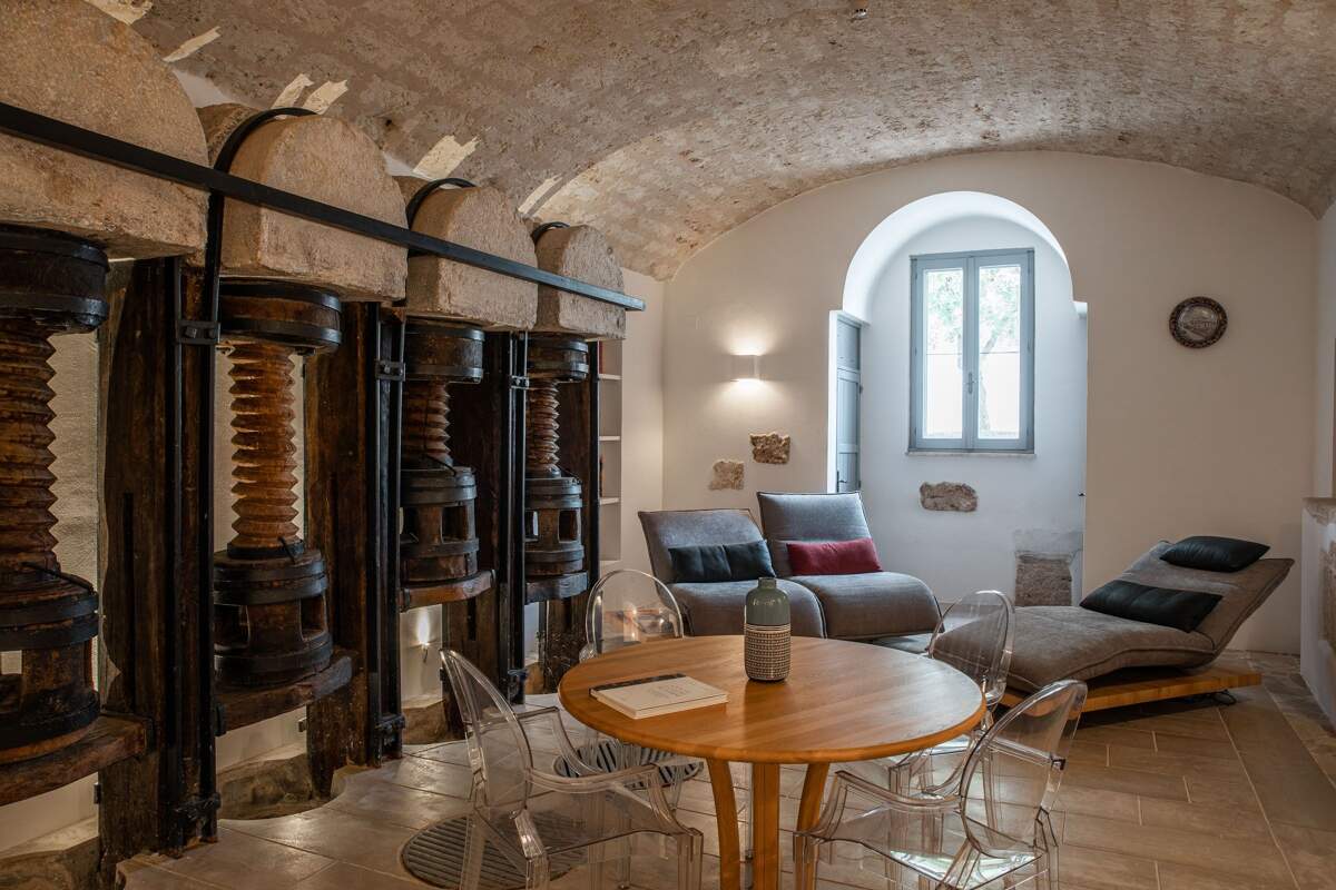 7653