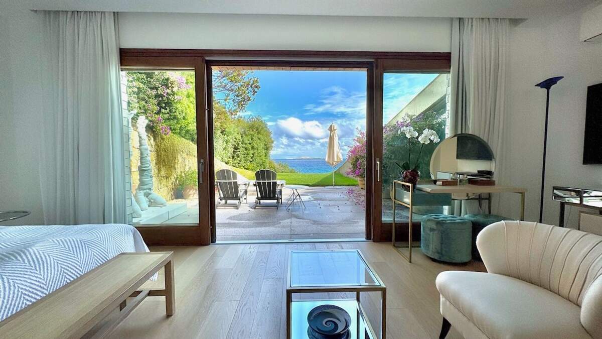 7677