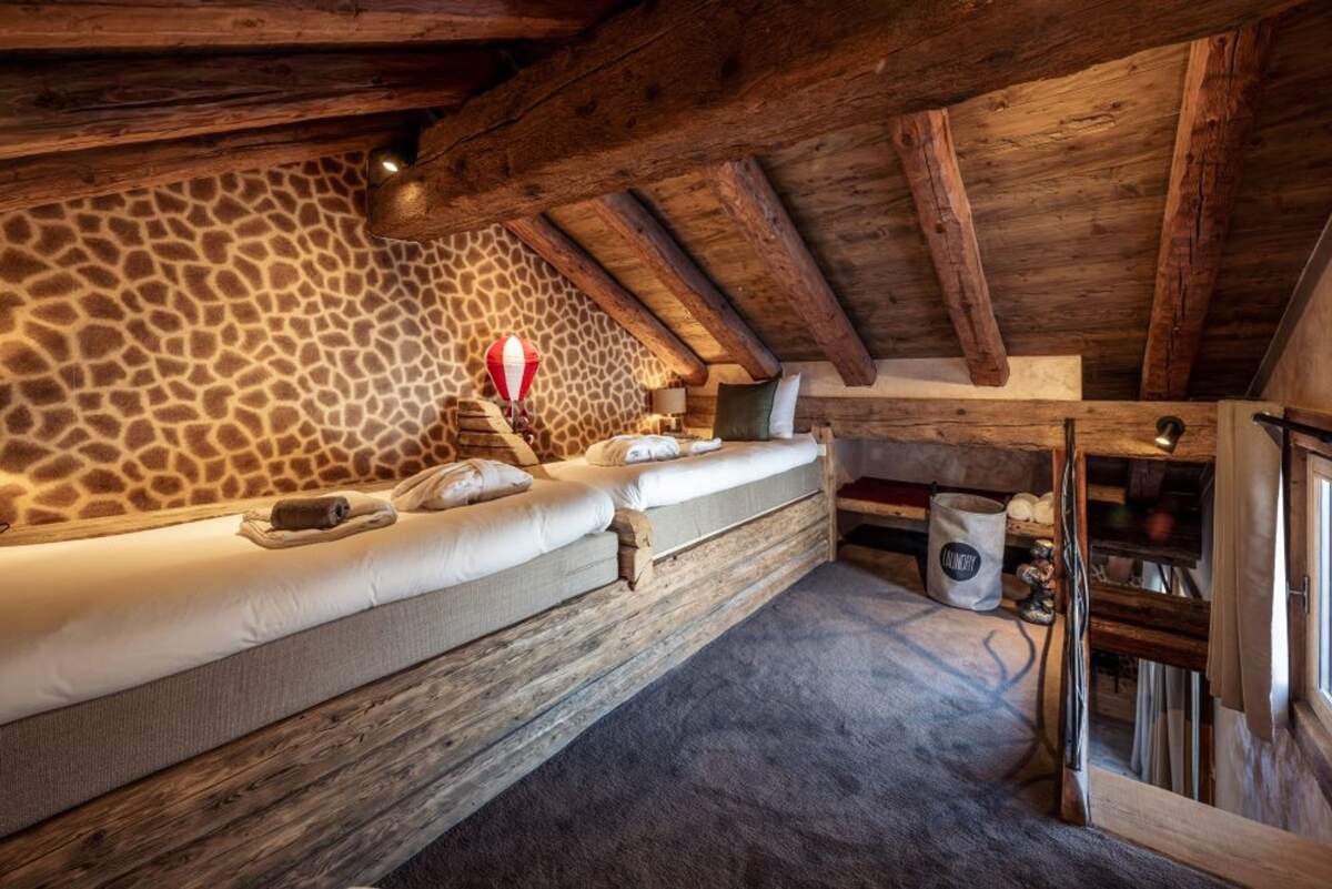 7823