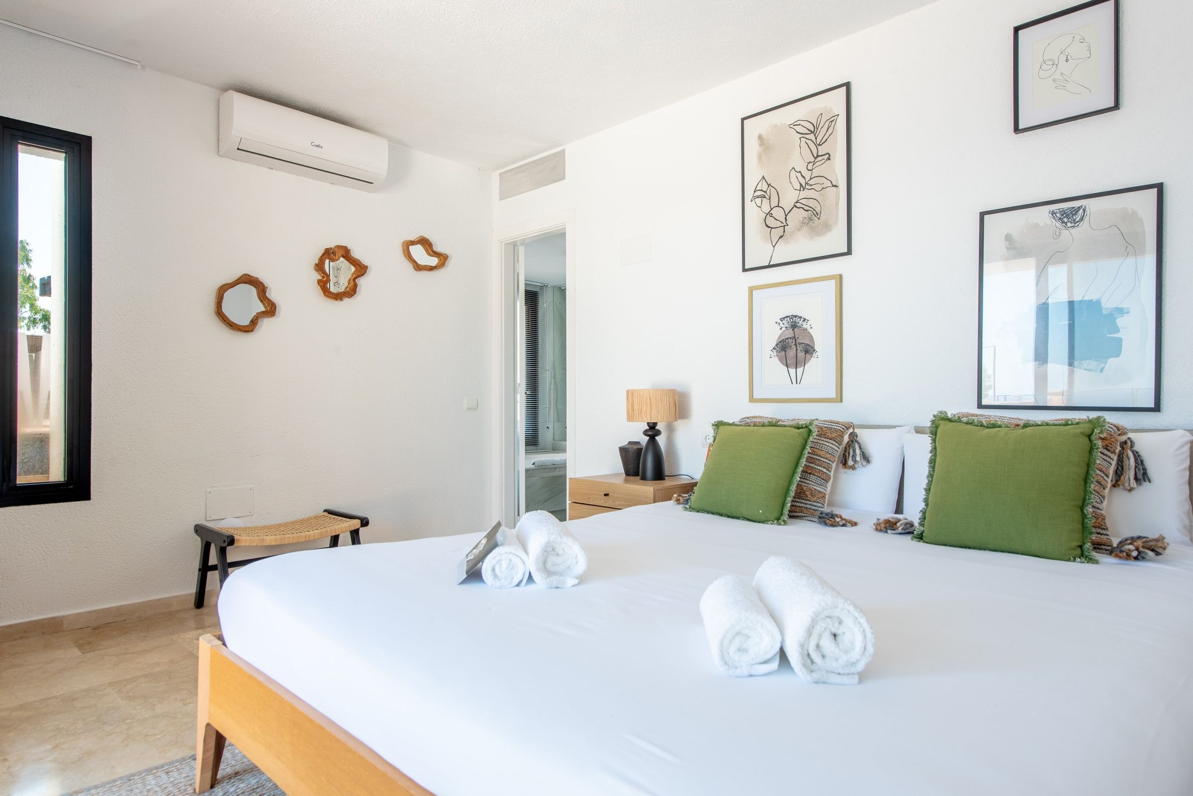 Chambre 2 Love (accès piscine, terrasse partagée)