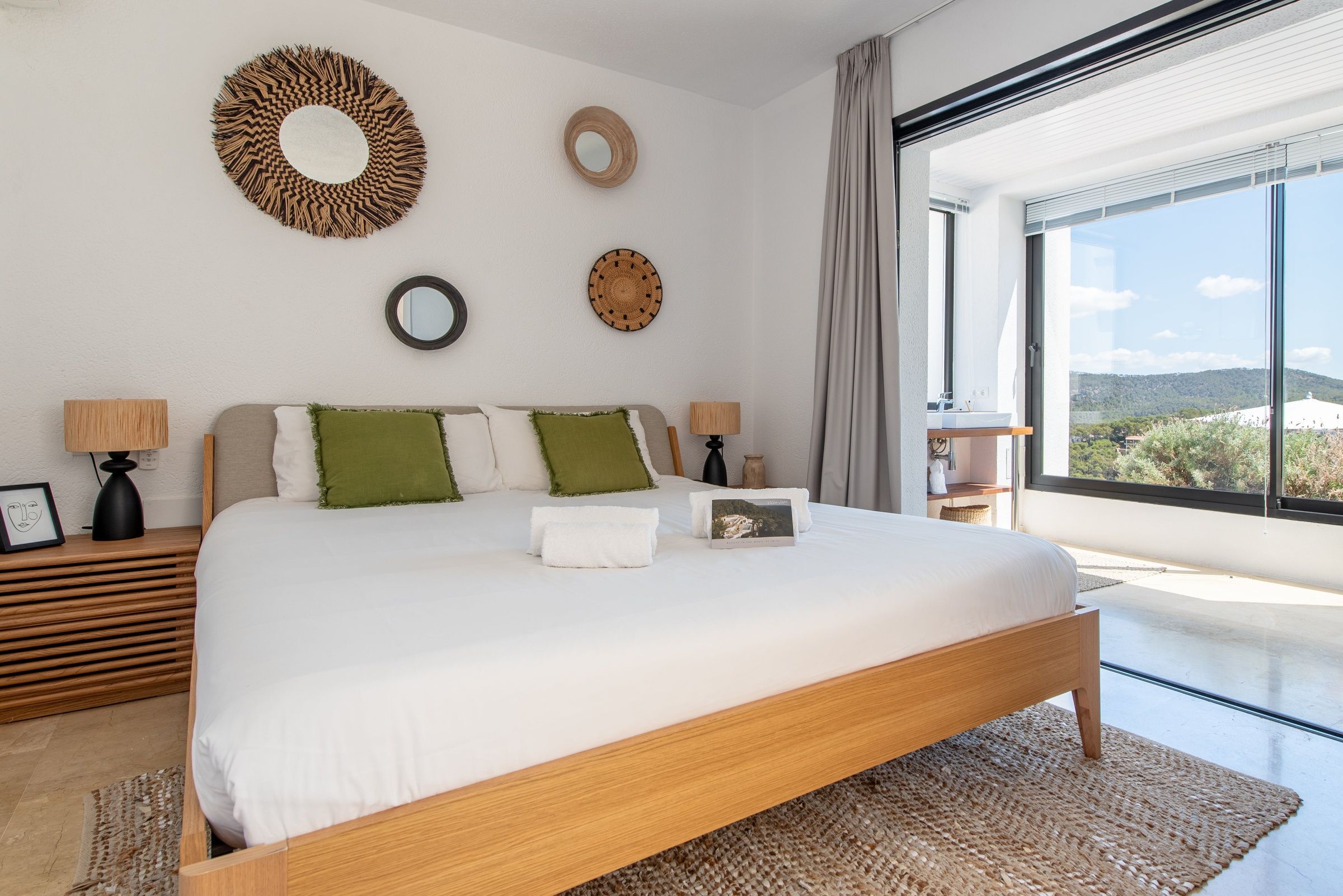 Chambre 5 Living avec accès à la maison principale