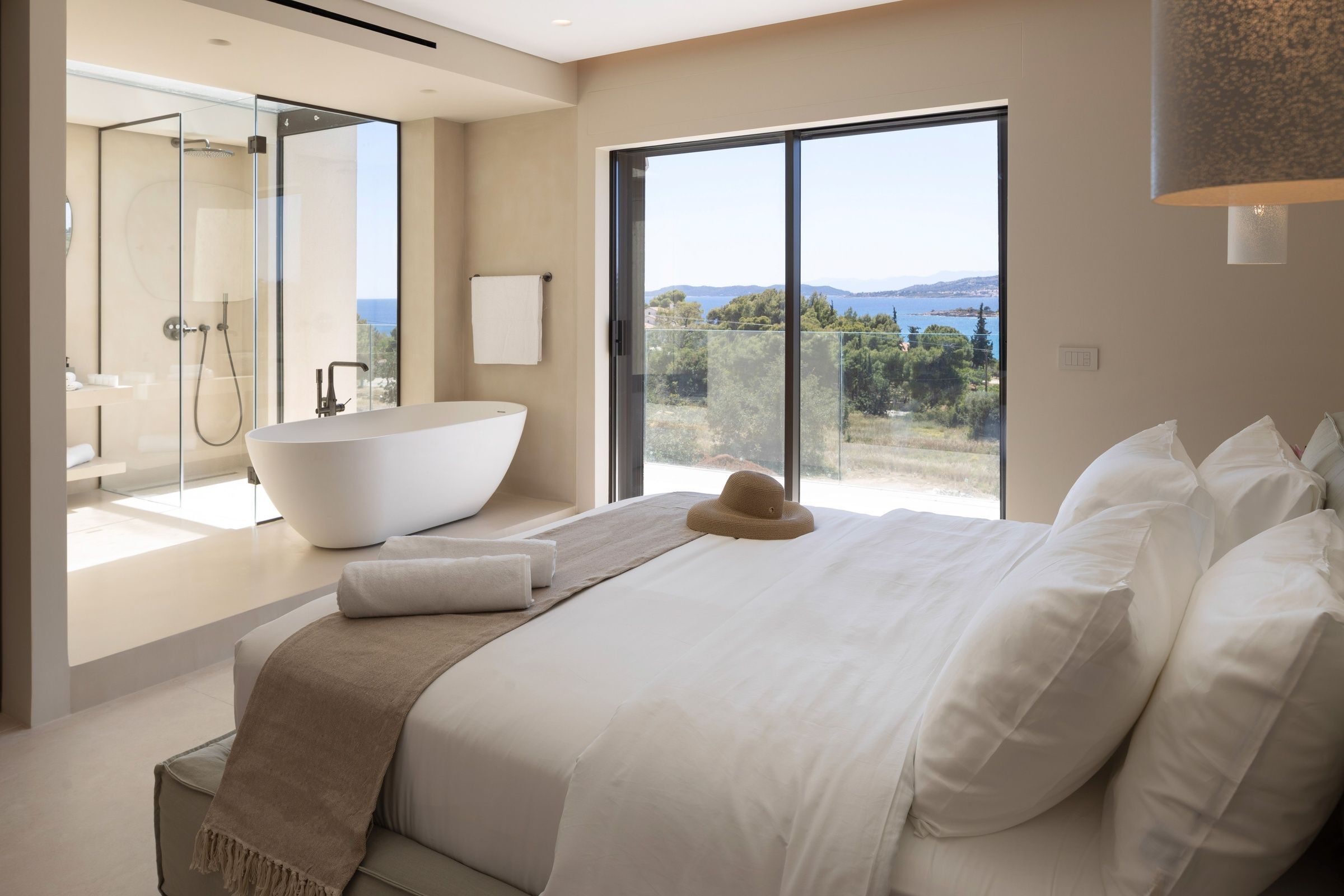 Master bedroom 2 - Mainhouse