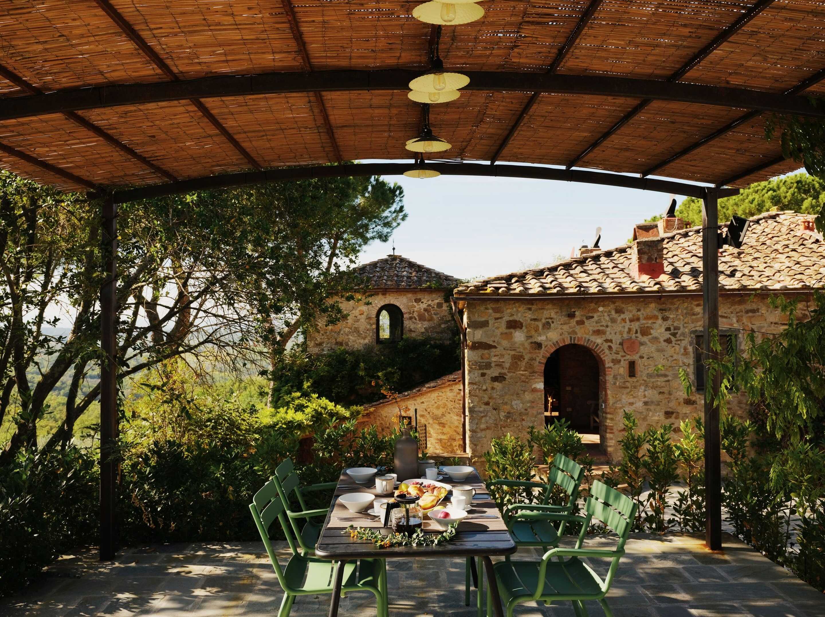 table-dressee-sous-la-pergola-d-une-maison-ancienne-en-toscane