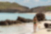jeune-femme-en-maillot-de-bain-marchant-sur-une-plage-deserte-de-saint-barth-dans-les-caraibes