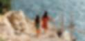 deux-jeunes-femmes-en-maillot-de-bain-descendant-vers-une-crique-isolee-a-ibiza-ete