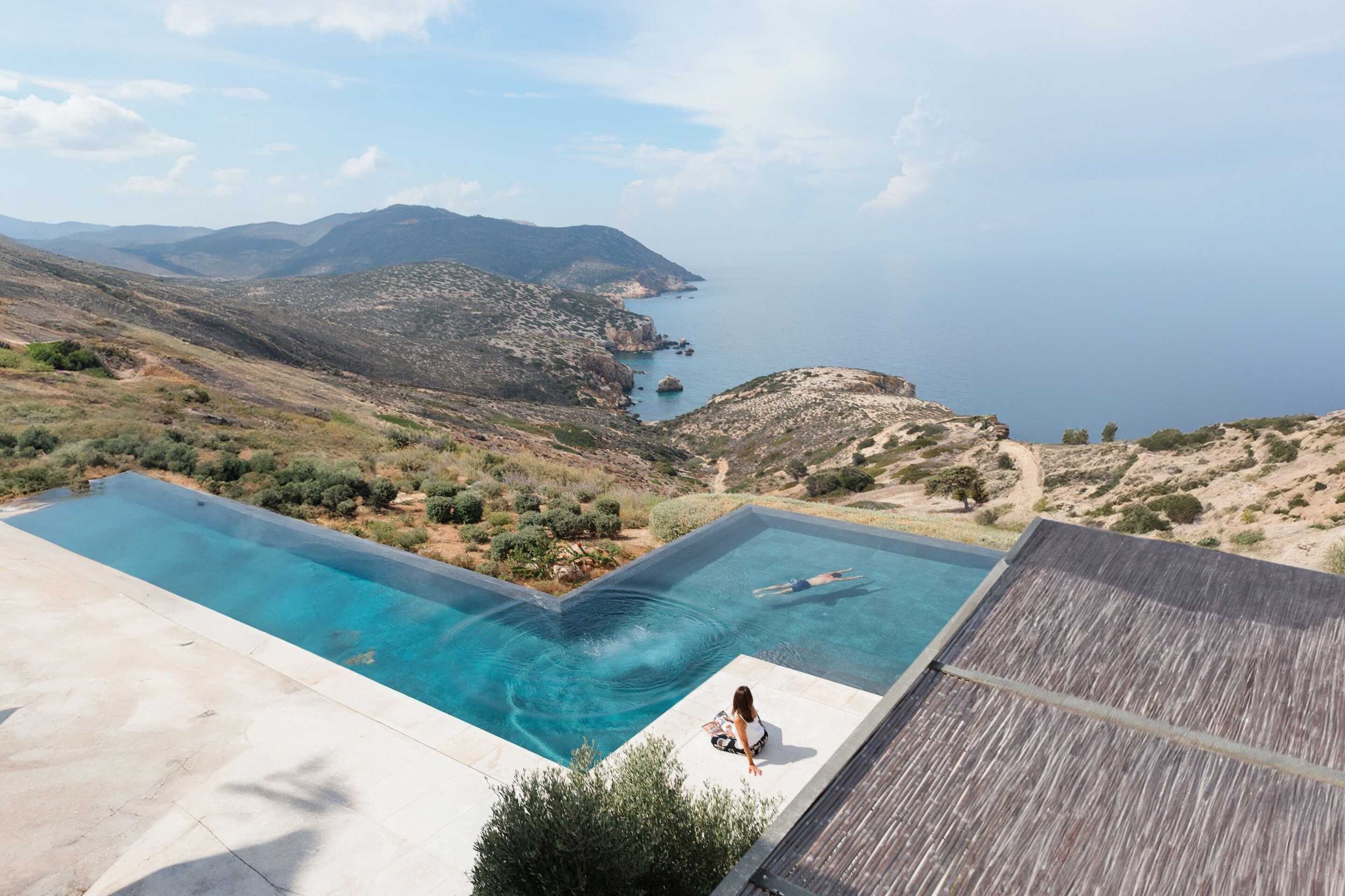 villa-de-luxe-en-grece-avec-piscine-debordement-vue-sur-mer