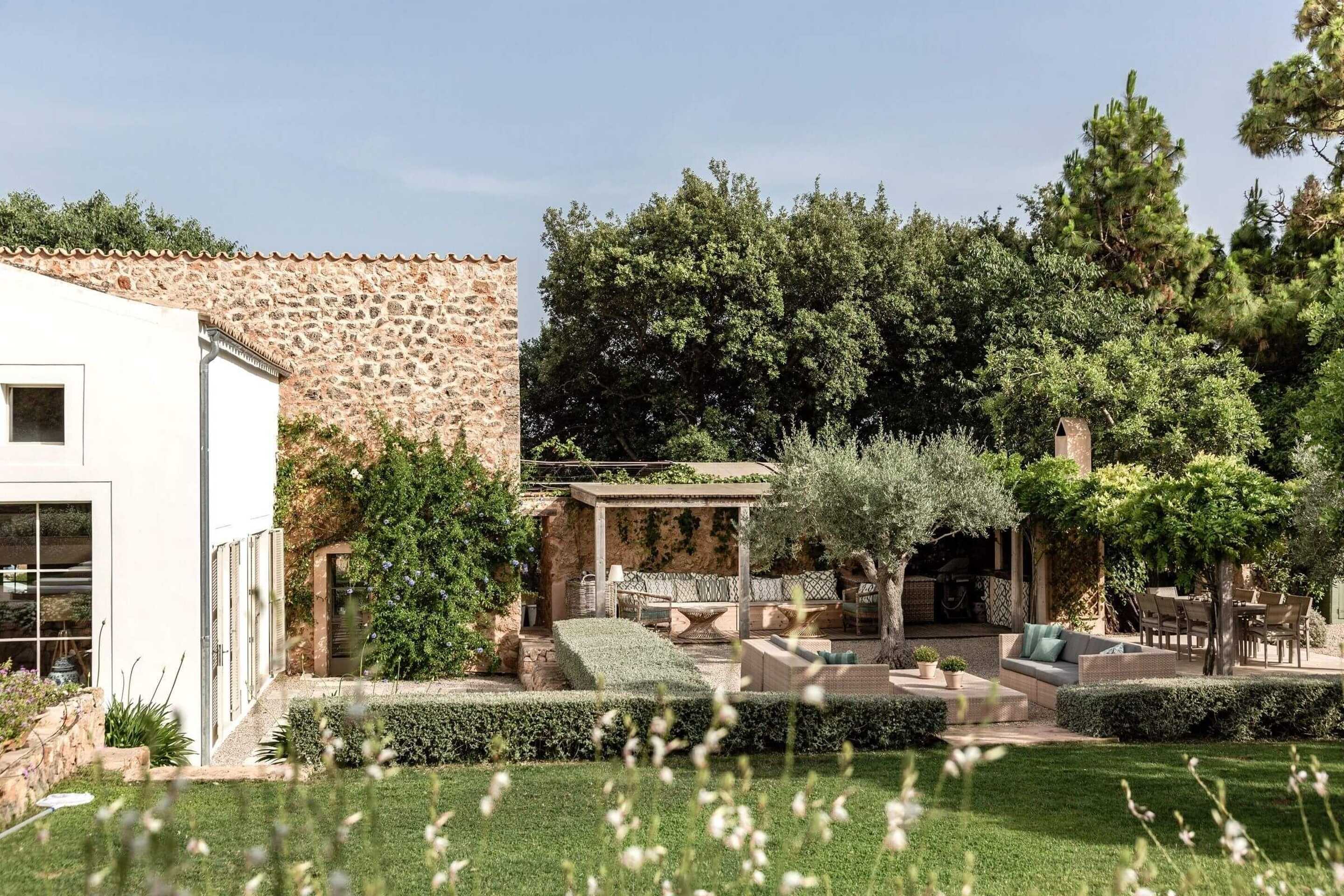 terrasse-avec-piscine-d-une-villa-de-luxe-a-majorque-au-coucher-du-soleil