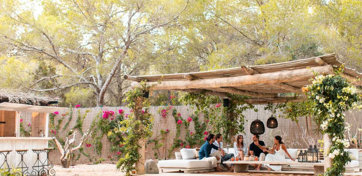 groupes-d-amis-prenant-l-aperitif-sous-la-pergola-du-jardin-d-une-villa-de-luxe-a-majorque