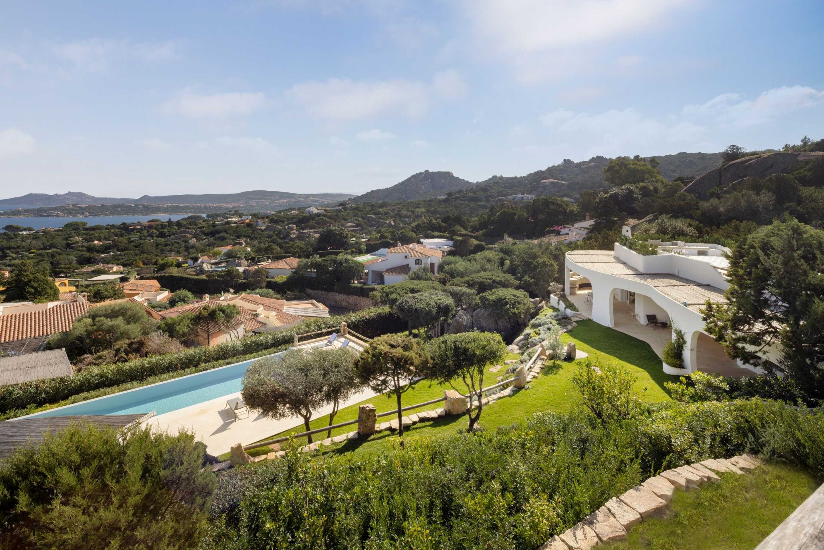 vue-aerienne-d-une-villa-de-luxe-en-sardaigne-avec-jardin-et-piscine