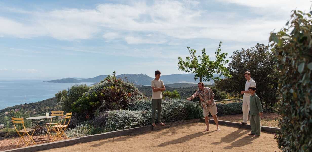 famille-en-train-de-prendre-l-aperitif-et-de-jouer-sur-le-terrain-de-petanque-d-une-villa-de-luxe-en-sardaigne