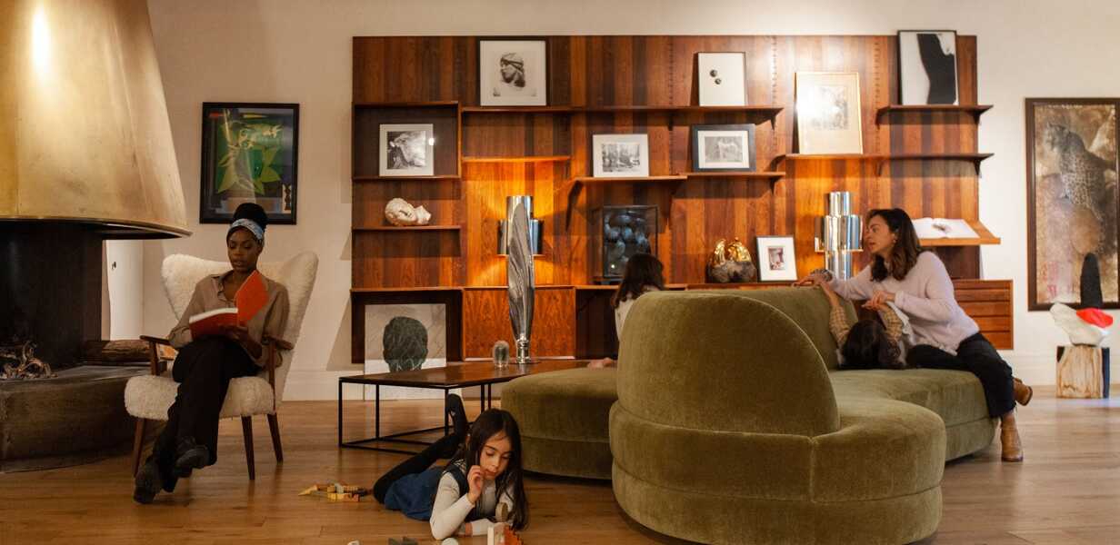 Famille dans le salon d'une villa de luxe à Paris