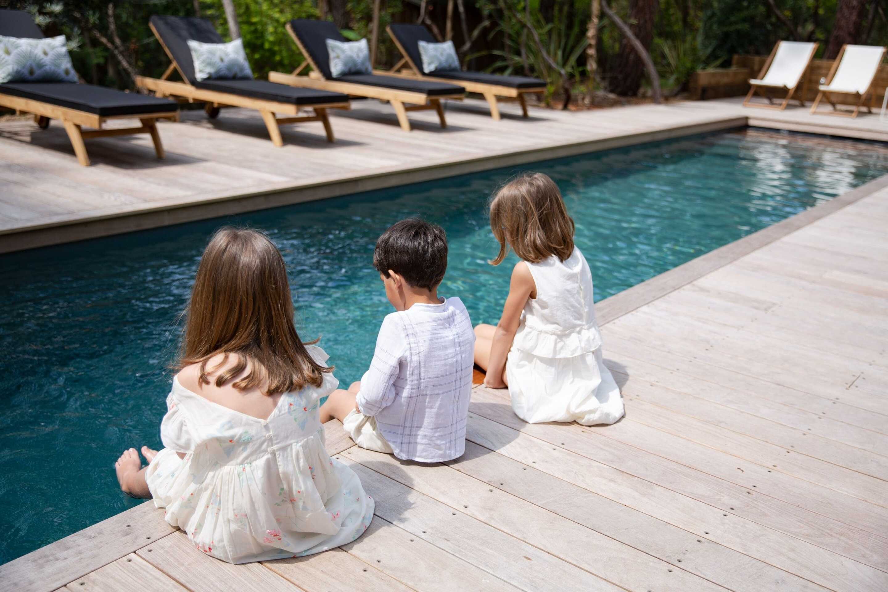 enfants pieds eau piscine villa luxe cap ferret