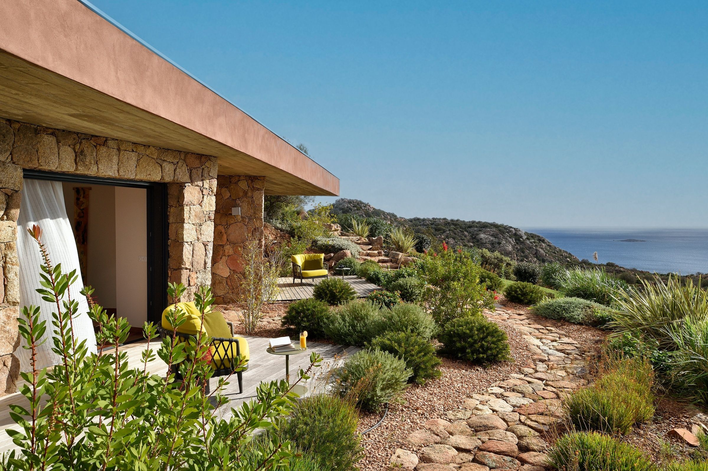 terrasse-d-une-villa-d-architecte-sur-les-hauteurs-de-la-corse-avec-vue-sur-la-Méditerranée