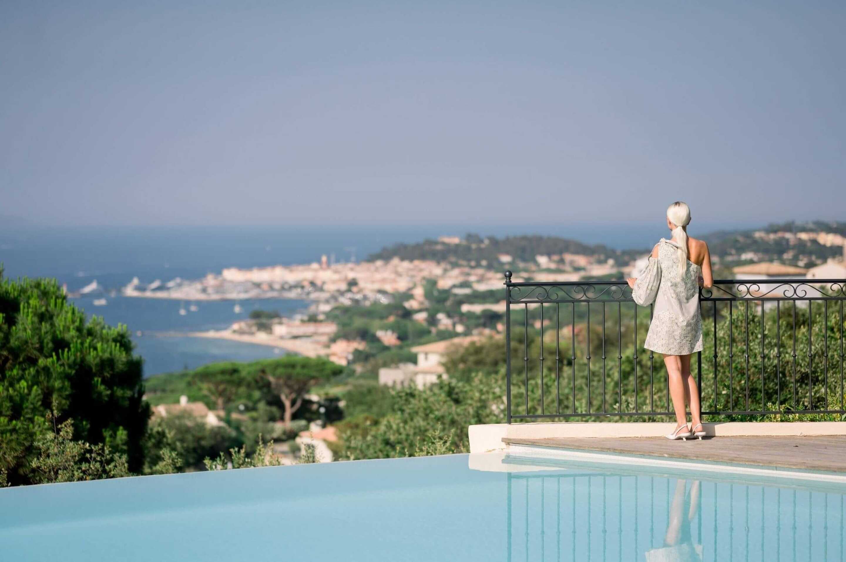 young girl terrace panoramic view of bay villa luxe saint-tropez