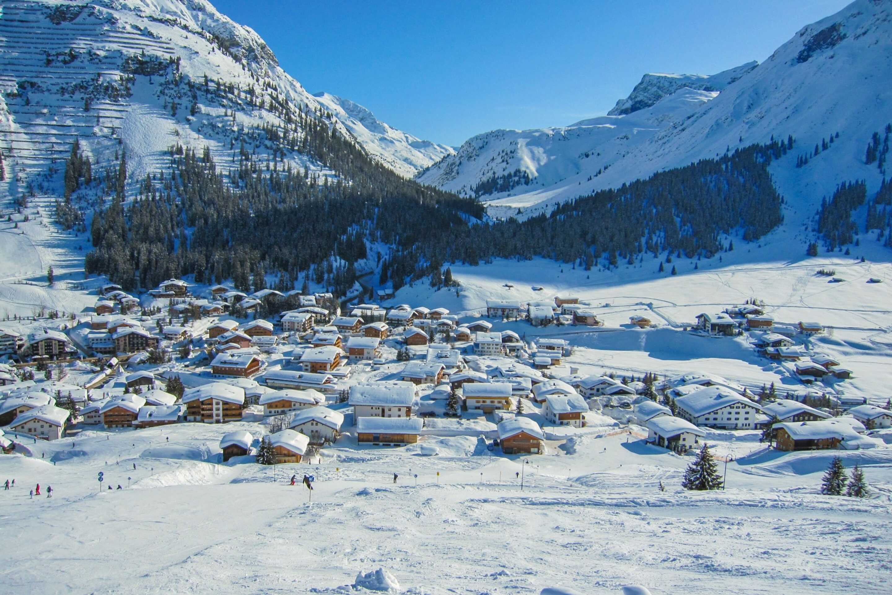 vue-d-un-village-d-altitude-sous-la-neige-dans-les-alpes-autrichiennes