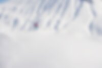 vue-de-haut-d-un-skieur-seul-dans-la-poudreuse-en-train-de-faire-des-virages-a-flanc-de-montagne-dans-les-alpes-autrichiennes