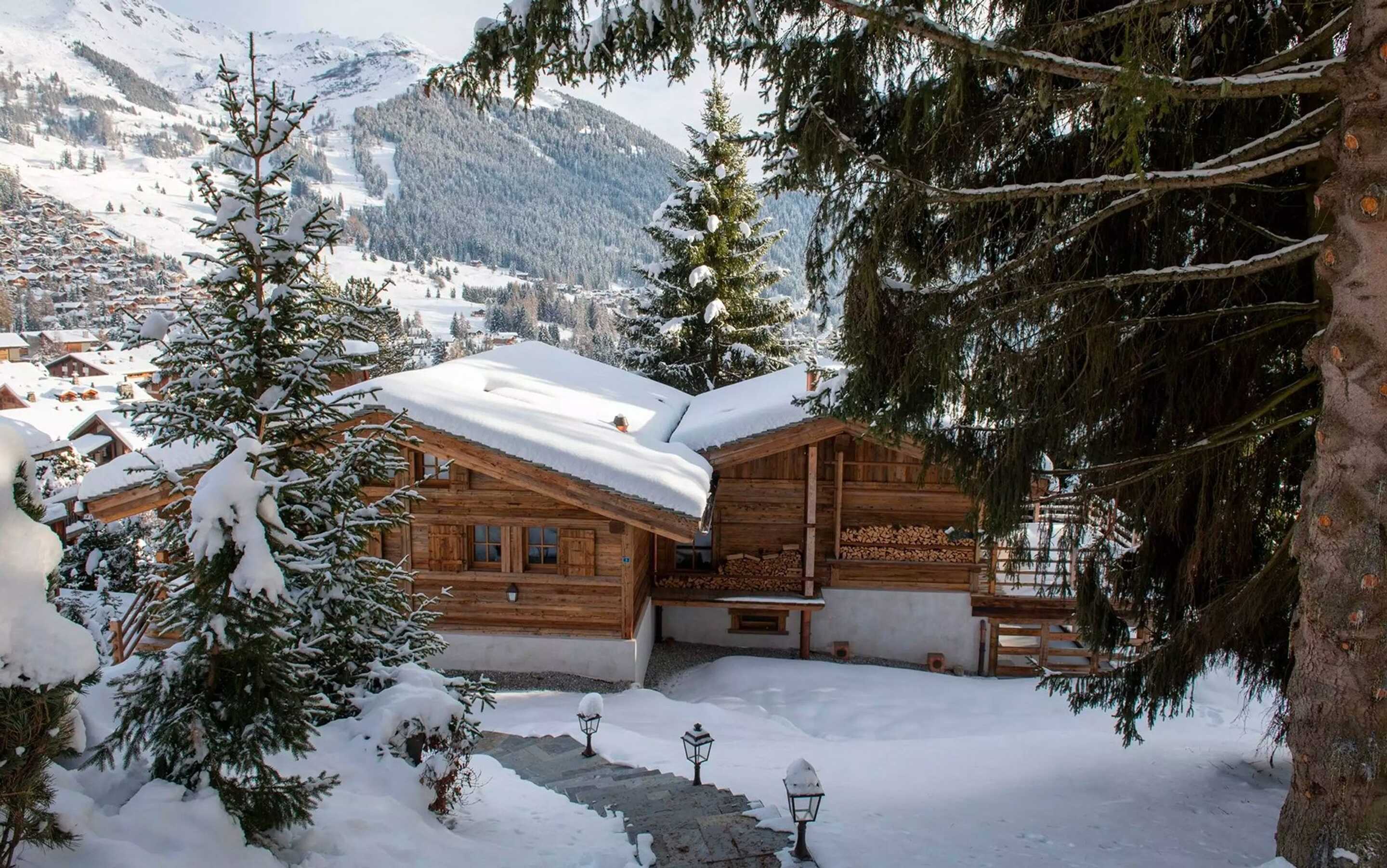 swiss-alps-three-friends-skiing