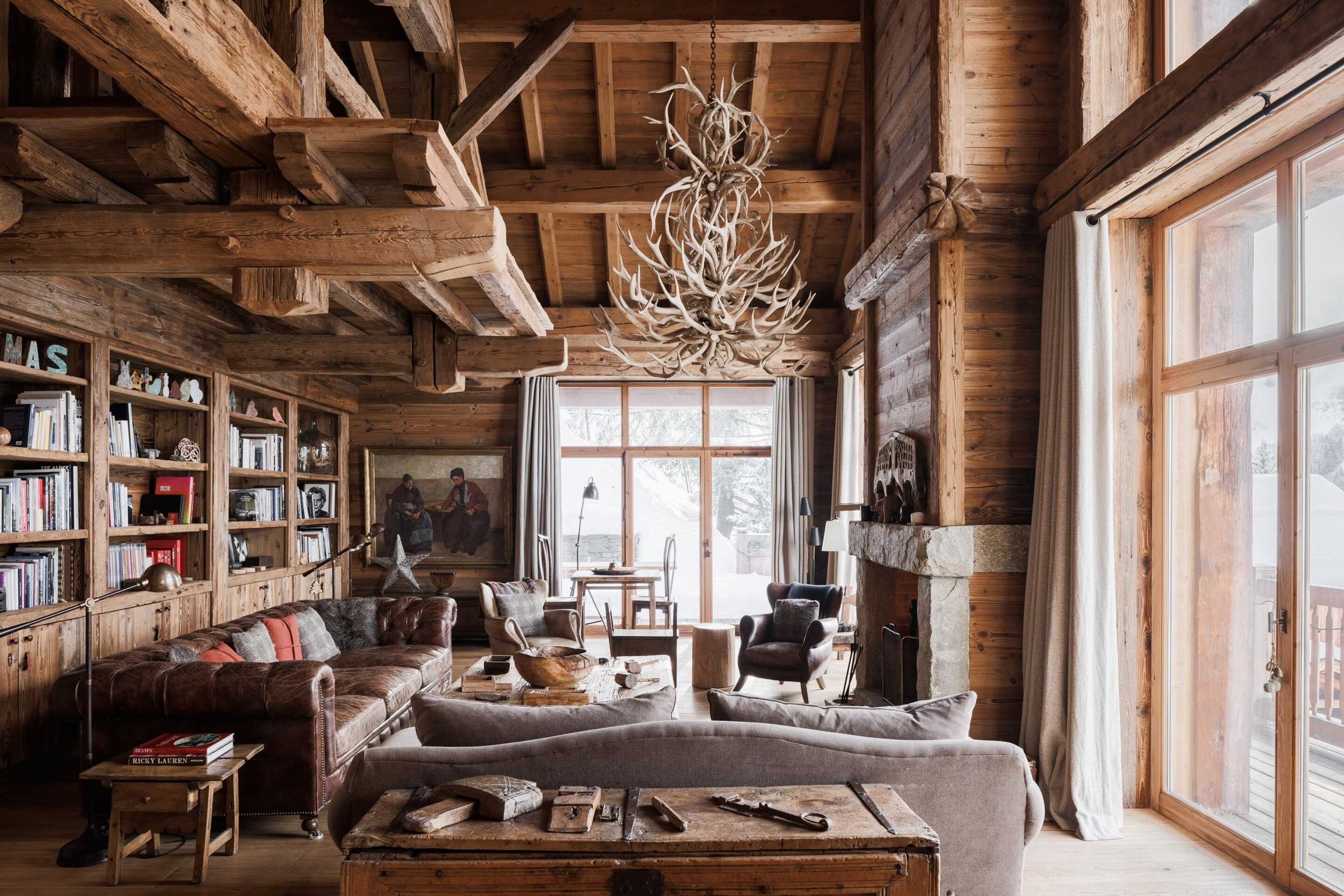 wood-living-room-vintage-chandelier-chalet-meribel