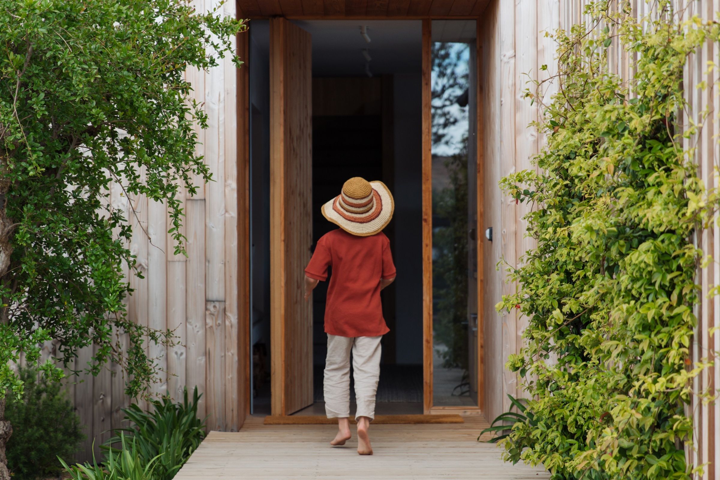 femme-tenue-de-plage-passant-la-porte-villa-design-corse-du-sud