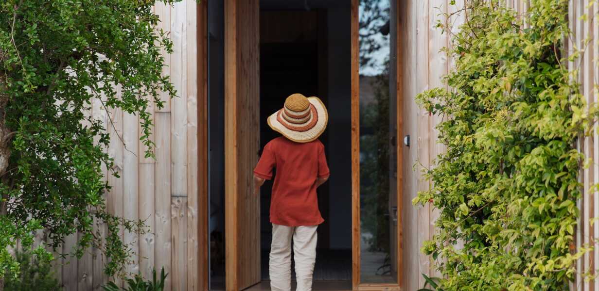 femme-tenue-de-plage-passant-la-porte-villa-design-corse-du-sud