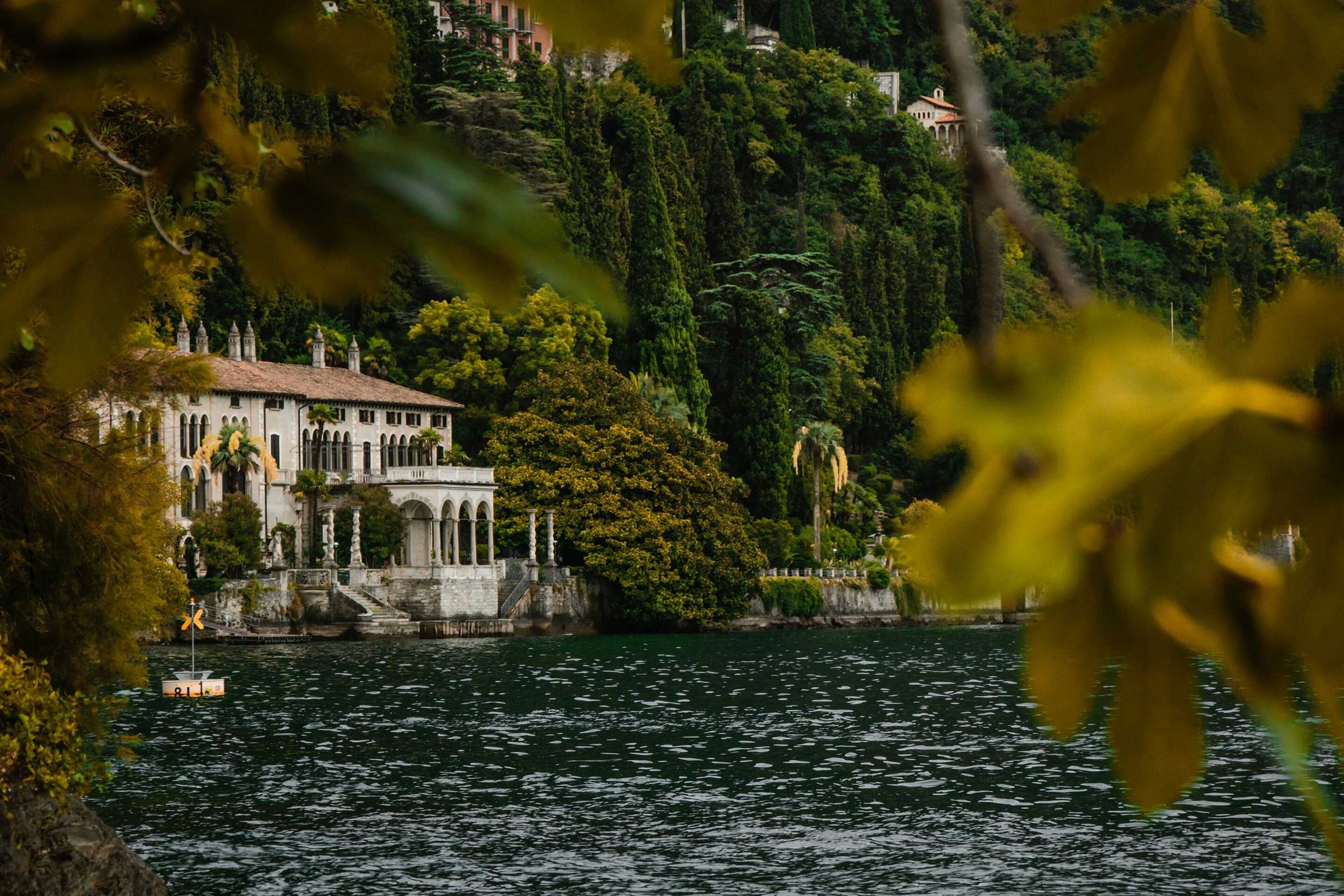 White-villa-with-Lake-Como-and-the-mountains-in-the-distance