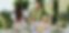 parents-avec-leur-petite-fille-dressant-la-table-dehors-campagne-italienne