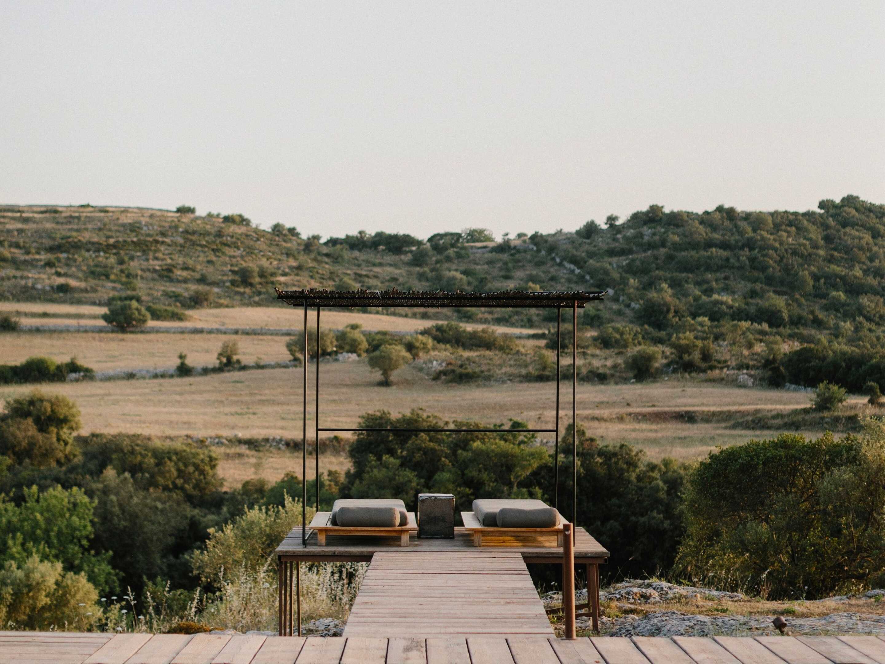 deux-chaises-longues-terrasse-avec-vue-collines-verdoyantes-sicile-campagne