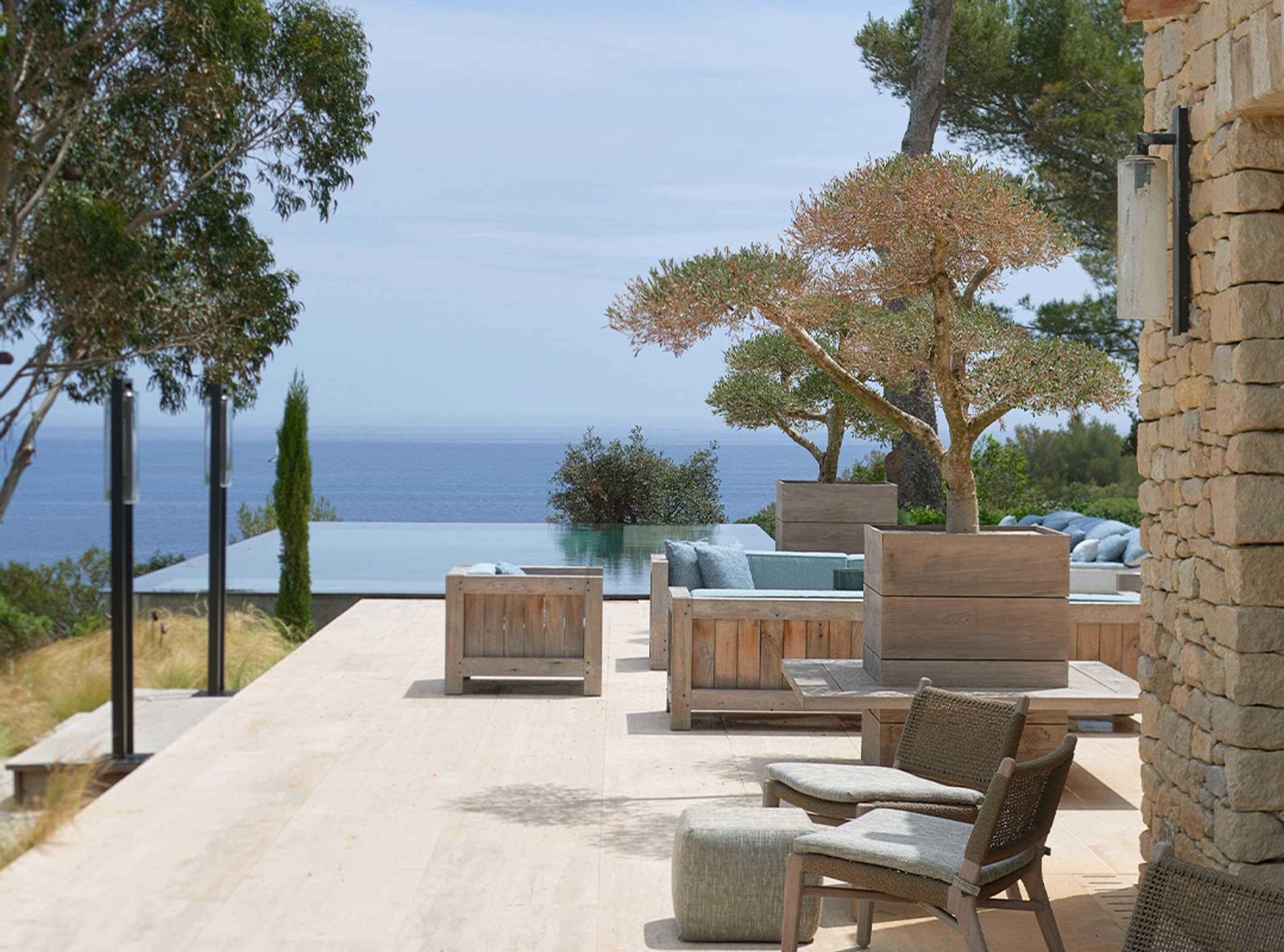 terrasse-avec-piscine-debordement-et-vue-nature-cote-d-azur