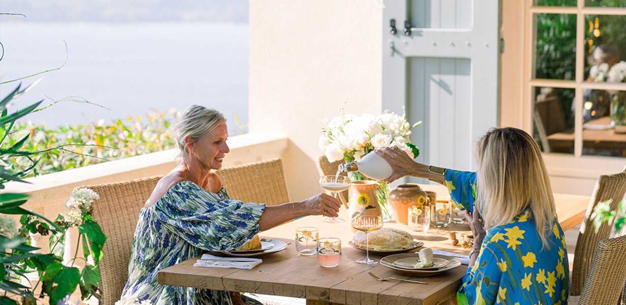 deux-femmes-prenant-aperitif-terrasse-vue-mer-saint-tropez-cote-d-azur