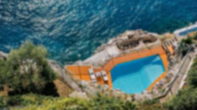 villa-de-luxe-cote-amalfitaine-piscine-privee-debordement-au-dessus-de-la-mer-acces-plage