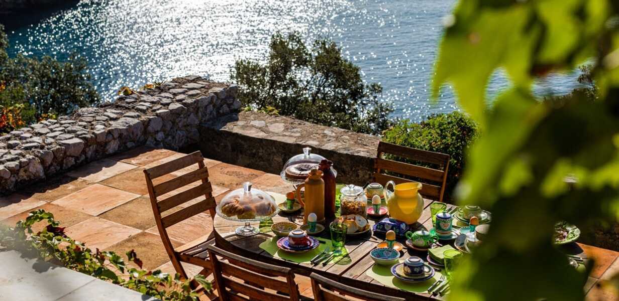 breakfast-by-the-sea-in-a-luxury-Amalfi-coast-villa