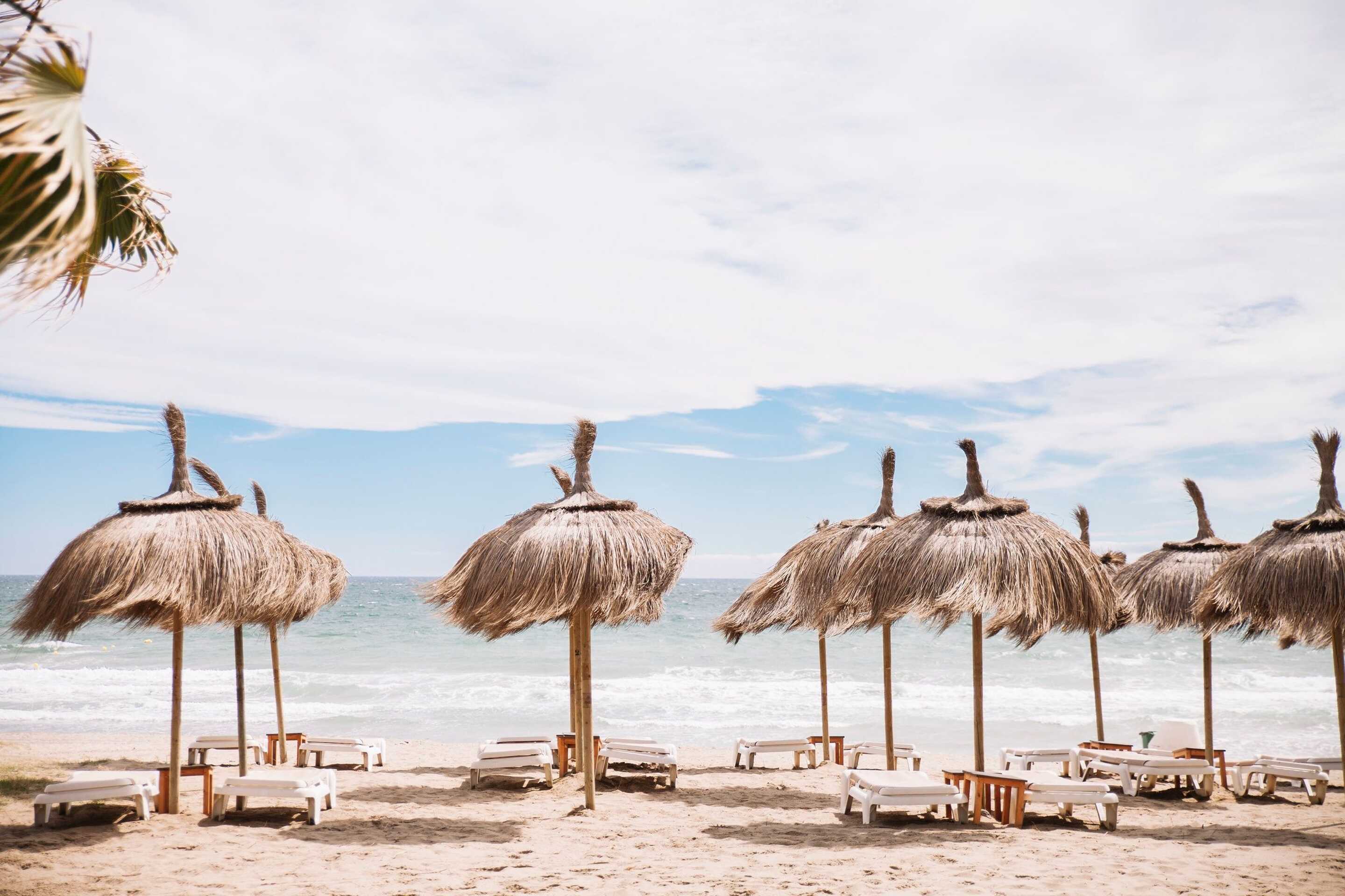 plages palmiers chaises longues mer villa de lux marbella