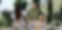 famille-mettant-la-table-a-l-exterieur-dans-une-villa-de-luxe-en-italie