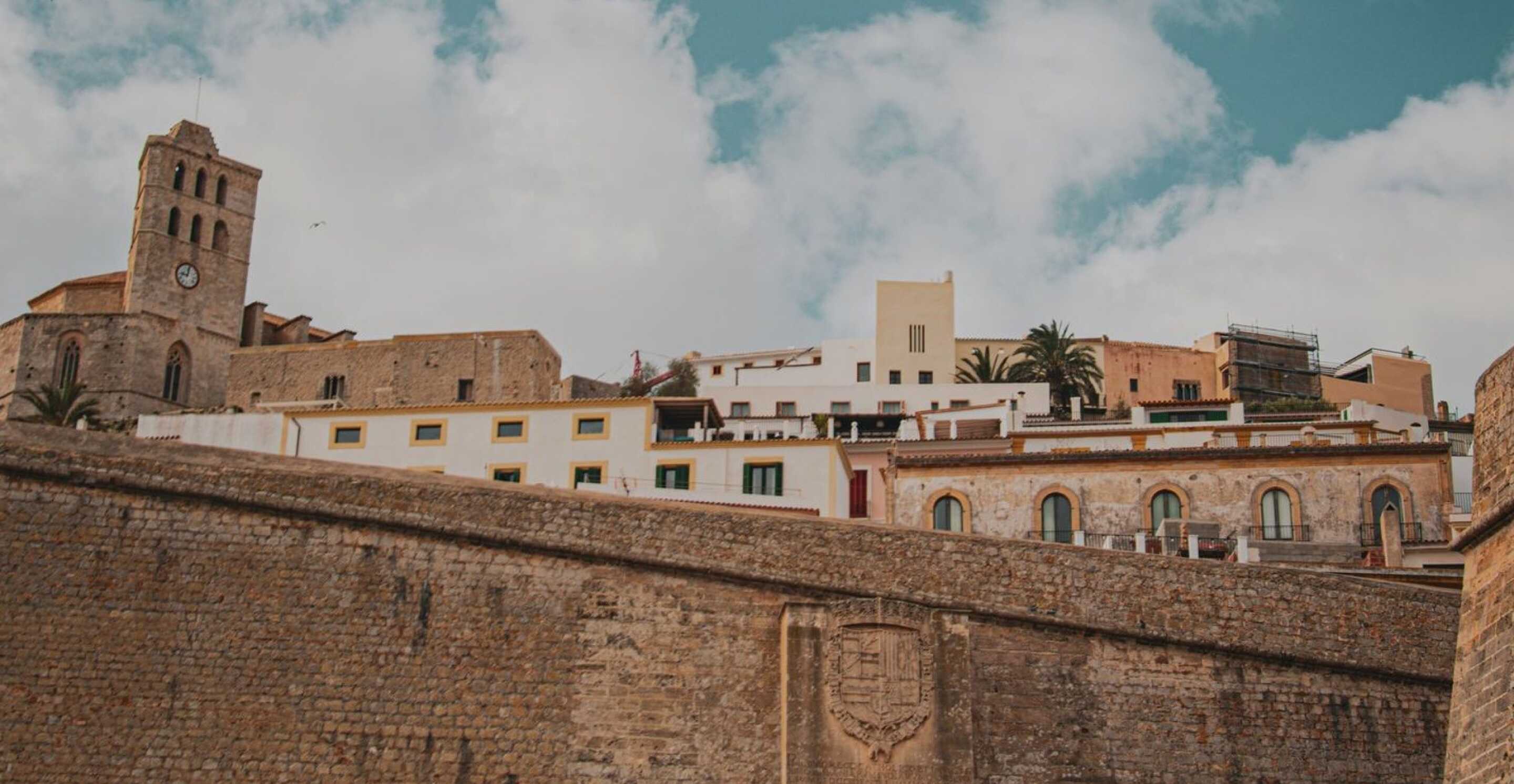 trois adultes admirant le jardin et la vue sur mer villa de luxe ibiza