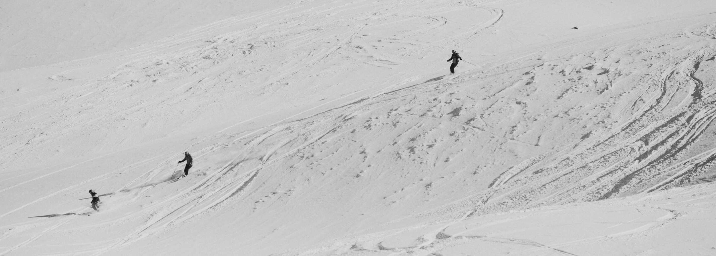 hiver a megeve avec de la neige et husky dehors