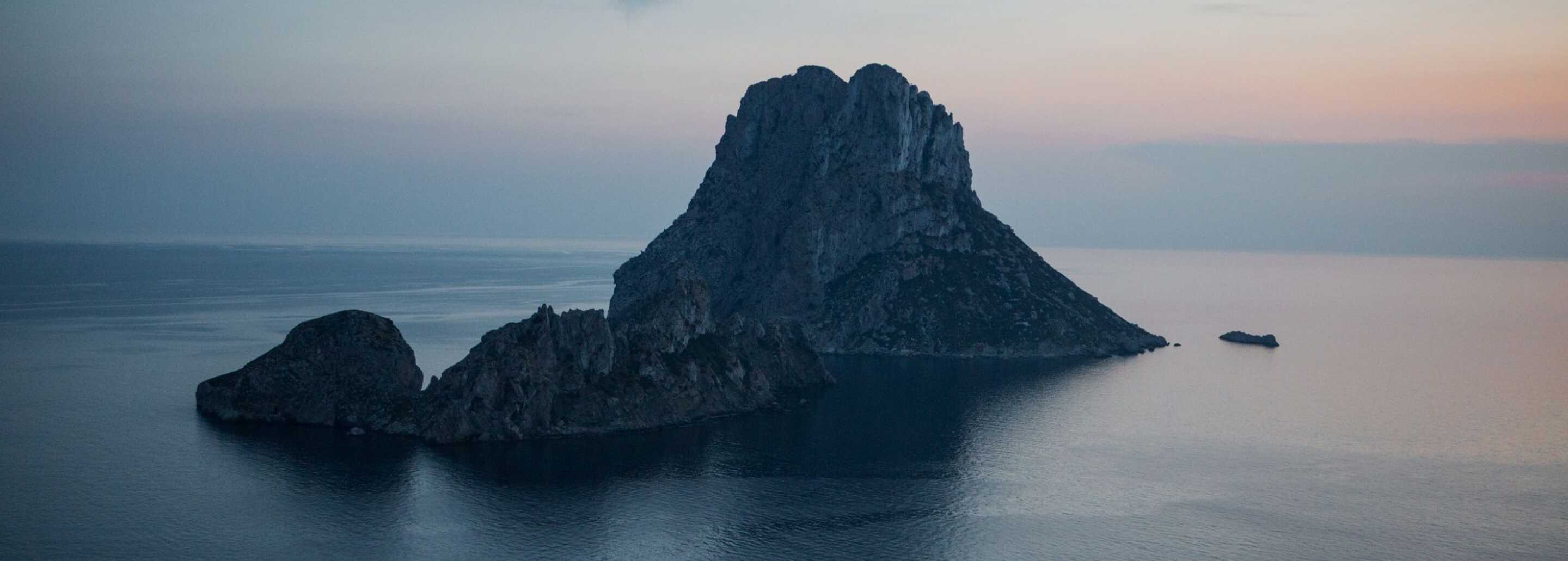 amis-marchant-bord-plage-sauvage-location-de-luxe-iles-baleares