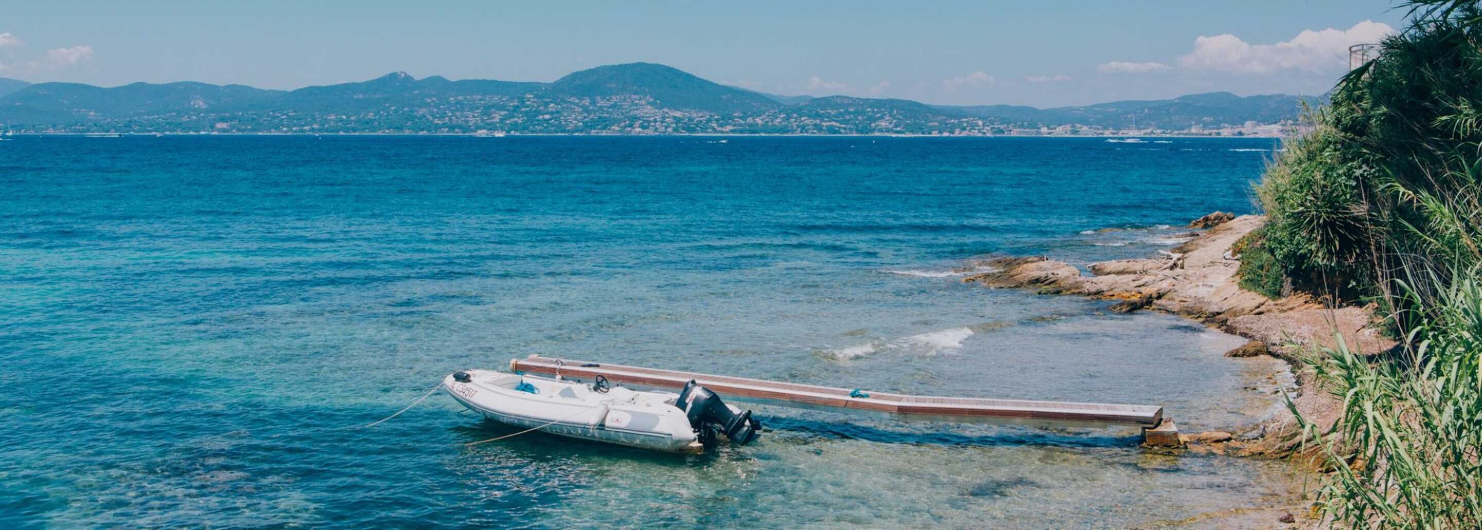 jeune femme sur la terrasse d'une villa à Saint-Tropez avec vue panoramique sur la mer