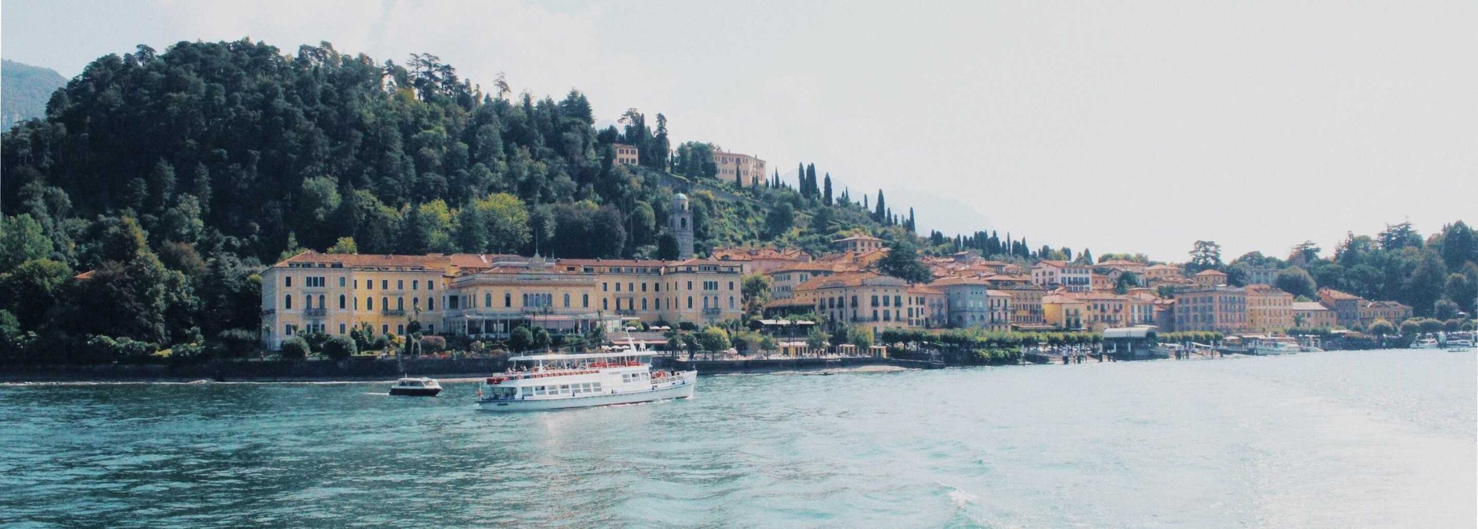 White-villa-with-Lake-Como-and-the-mountains-in-the-distance
