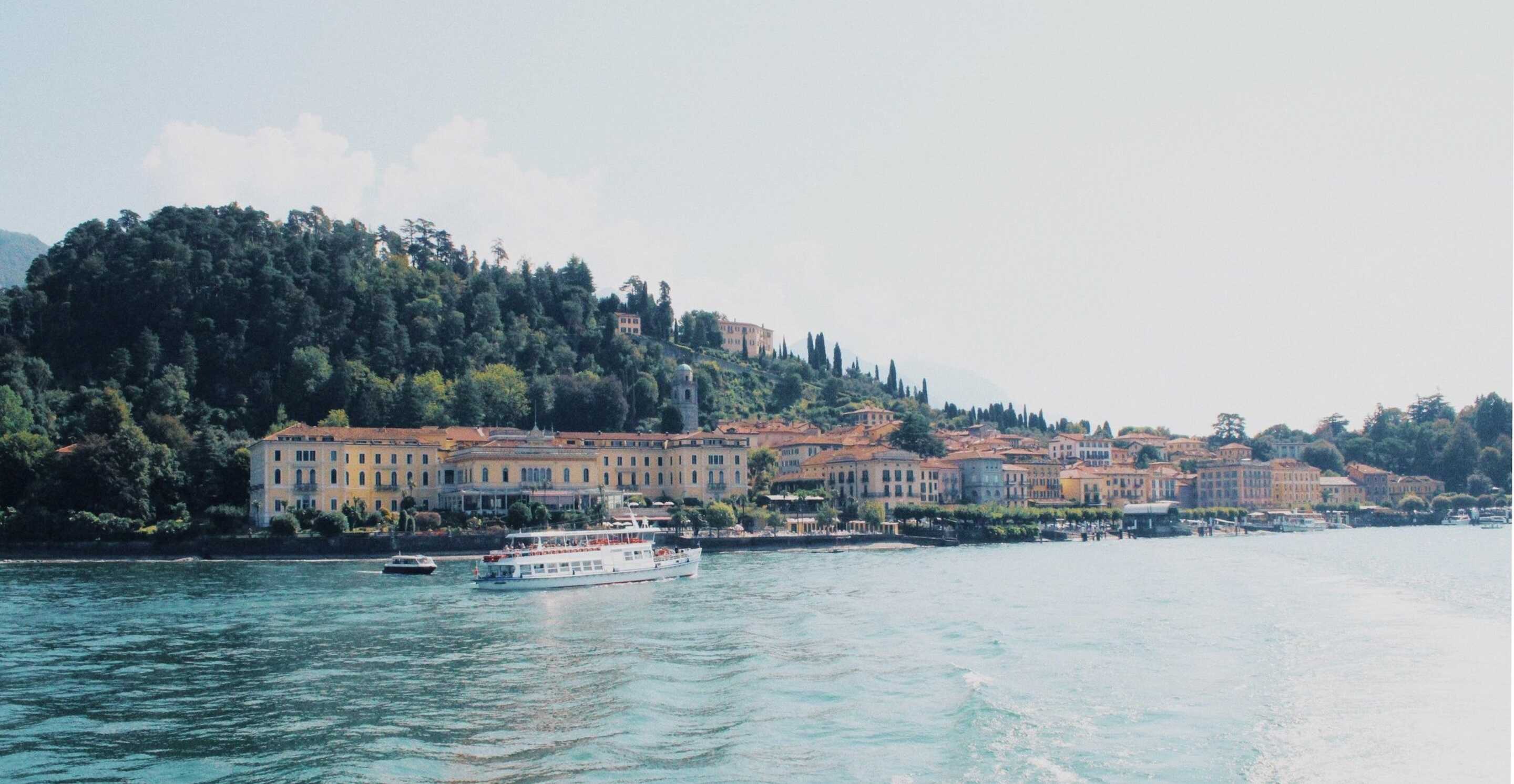 White-villa-with-Lake-Como-and-the-mountains-in-the-distance