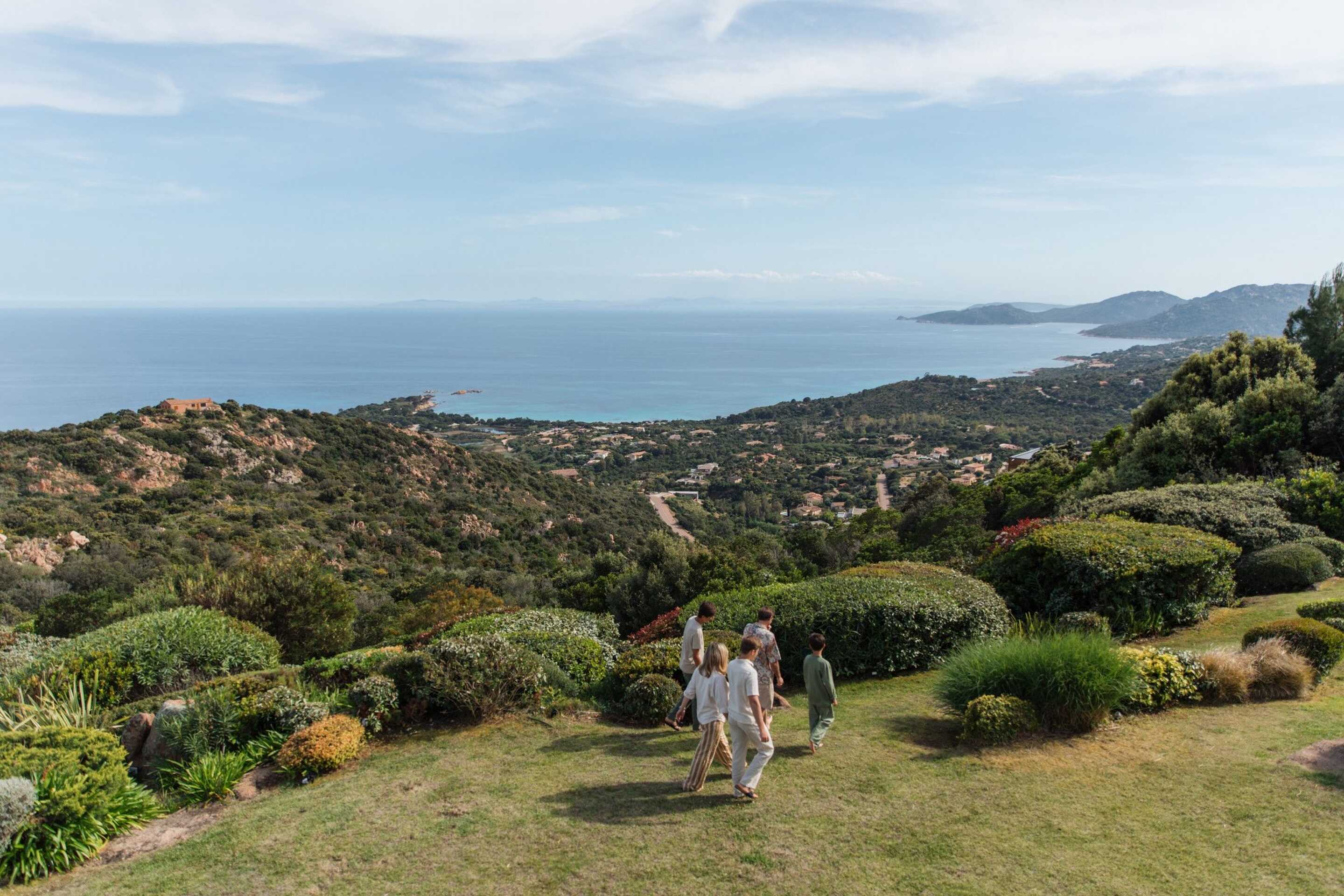 famille-piscine-villa-luxe-vacances-ete