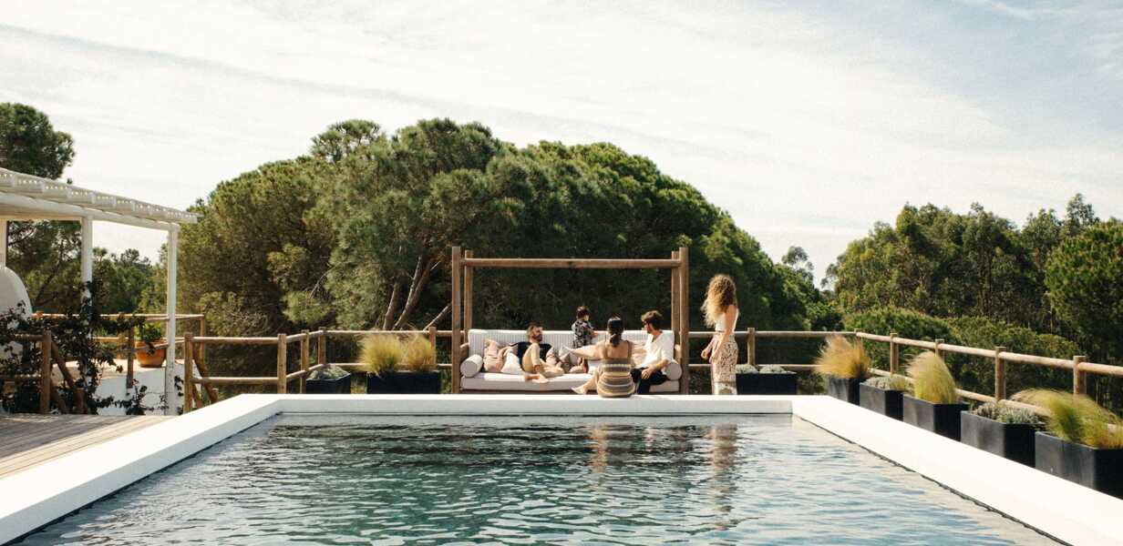amis-et-famille-au-bord-de-la-piscine-location-de-vacances-d-ete 
