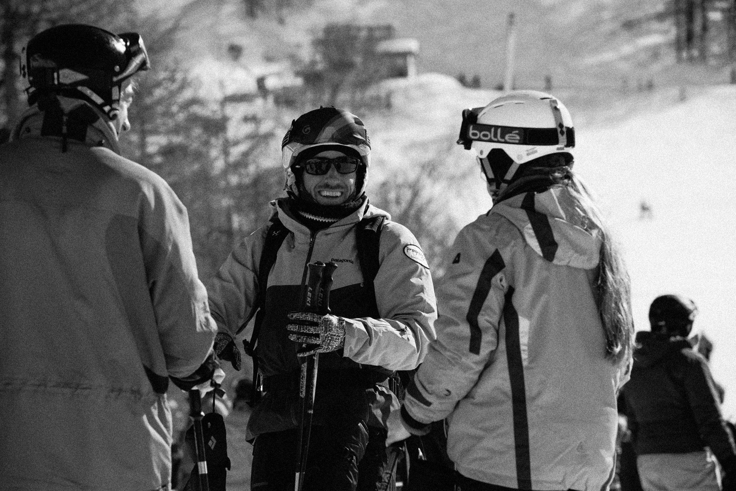personnes faisant du ski