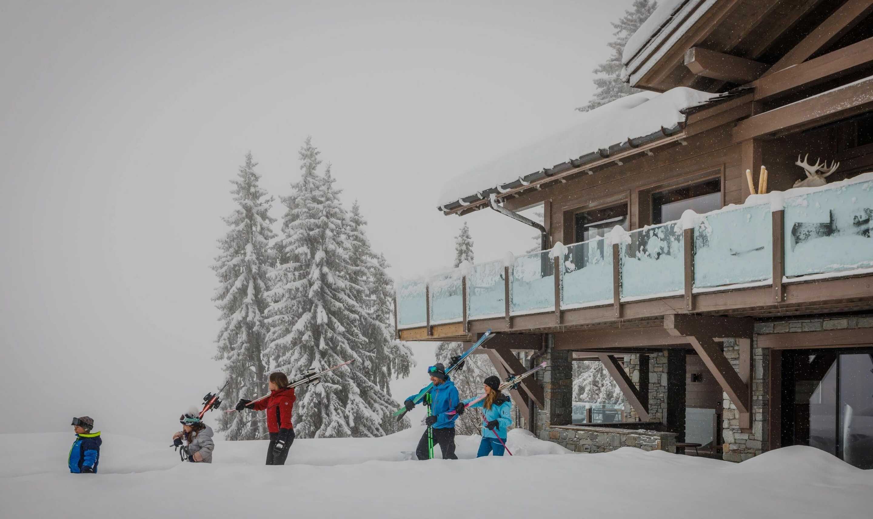 Une famille qui part skier dans les 3 vallées
